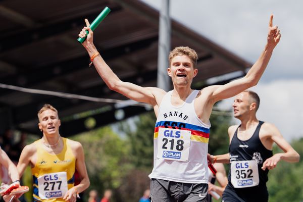 Lukas Abele (SSC Hanau-Rodenbach) wirft sich vor Marc Tortell (Athletics Team Karben) ins Ziel am 29.05.2022 waehrend der Deutschen Meisterschaften Langstaffel im Otto-Schott-Sportzentrum in Mainz